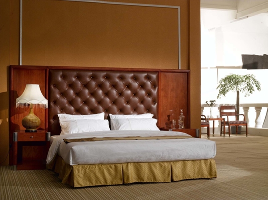 Los muebles blancos del dormitorio del hotel de la plataforma fijan con las piernas de madera sólidas del roble