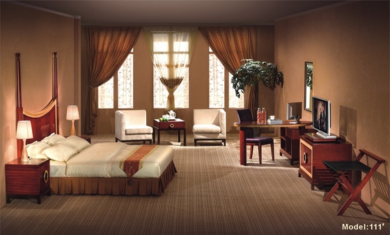 los muebles de cinco estrellas del dormitorio del hotel fijan con las piernas de madera sólidas del roble